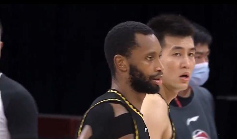 杨谨华穿性感内衣代言 诱人酥胸秀事业线狂吸睛 2012-08-12 8月11日，杨谨华现身百货卖场出席内衣代言活动。