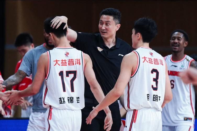 毕赣电影取自小说名，和小说文本都没有直接关联，更多是赋予影片一种和小说类似的风格与气质，这也是他玩的取名游戏。